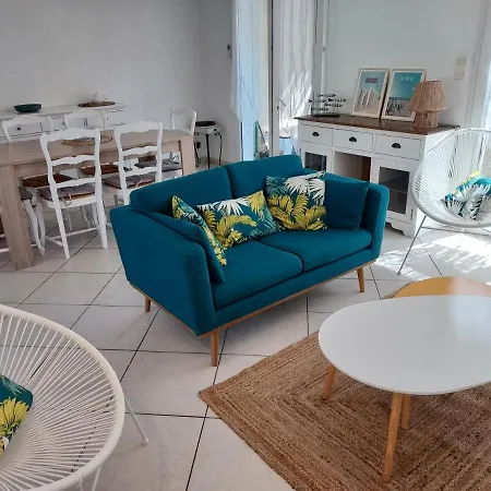 Charmante Maison Avec Garage, A Proximite De La *