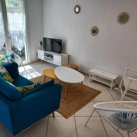 Charmante Maison Avec Garage, A Proximite De La *