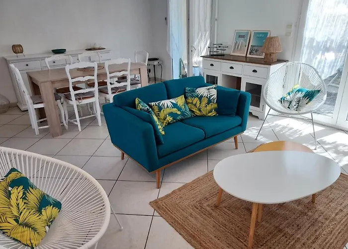 Charmante Maison Avec Garage, A Proximite De La *