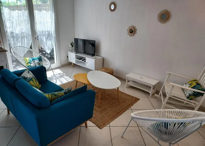 Charmante Maison Avec Garage, A Proximite De La *